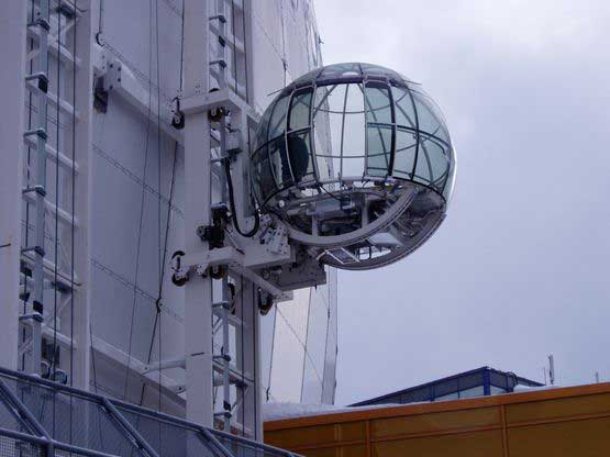 En linbana på Globens fasad i Stockholm