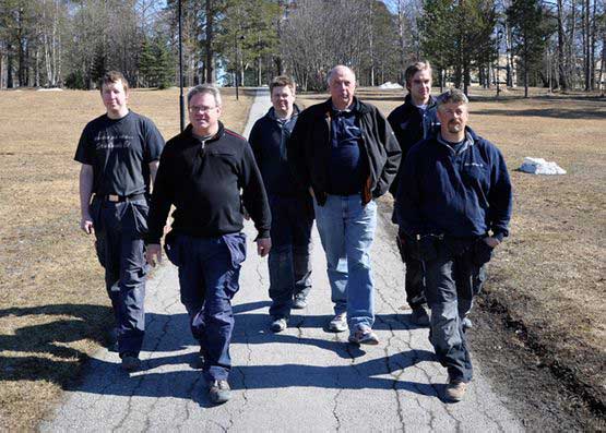 Strindlunds Els medarbetare går tillsammans på en asfalterad väg”
